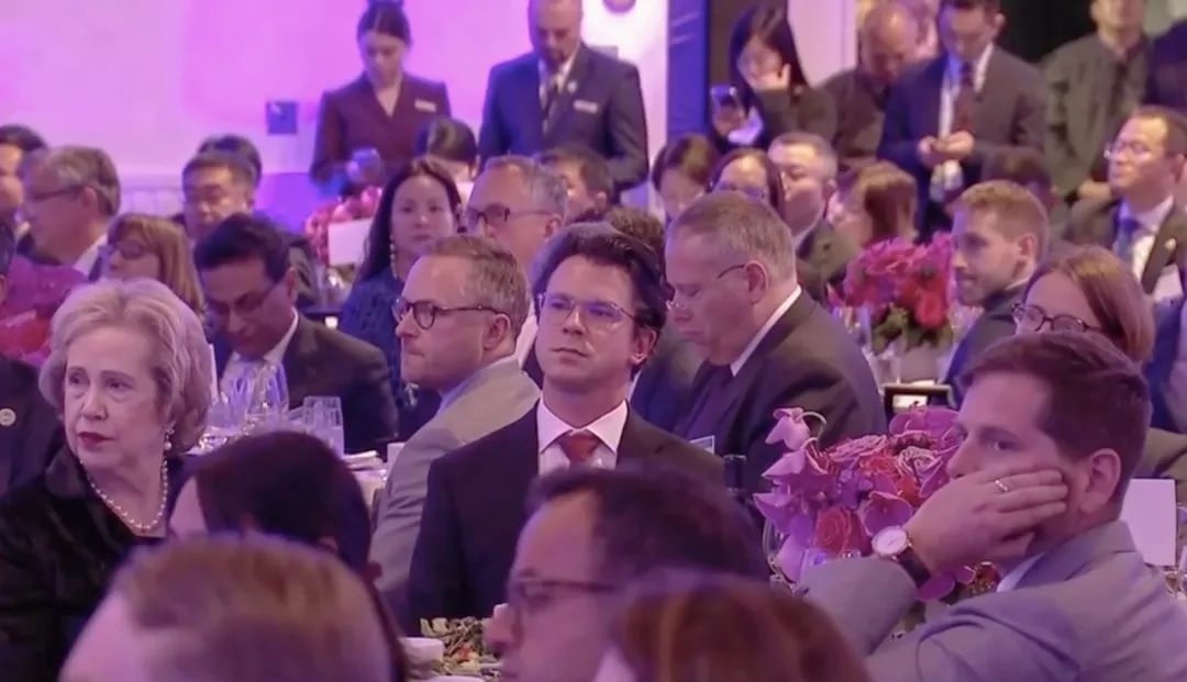 △當(dāng)?shù)貢r(shí)間11月15日晚，習(xí)近平主席在美國友好團(tuán)體聯(lián)合歡迎宴會(huì)上發(fā)表演講。圖為參加宴會(huì)的人士認(rèn)真聆聽演講。