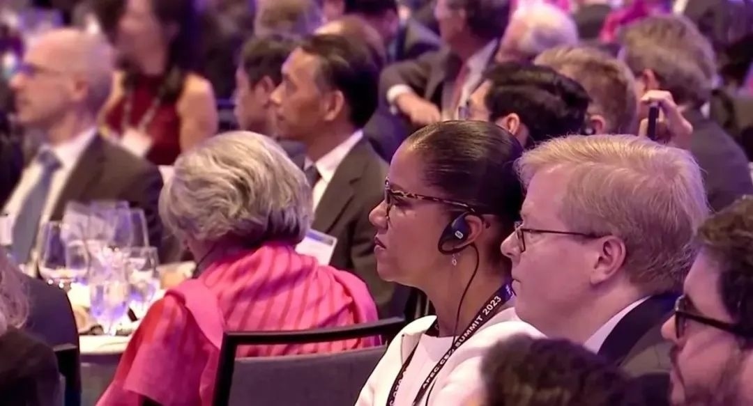 △參加宴會(huì)的人士認(rèn)真聆聽演講。