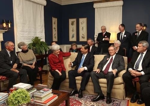 △2012年2月15日，習(xí)近平在前艾奧瓦州友好省州委員會(huì)委員蘭蒂夫人（左三）的家中回憶1985年訪問該地時(shí)的情景。