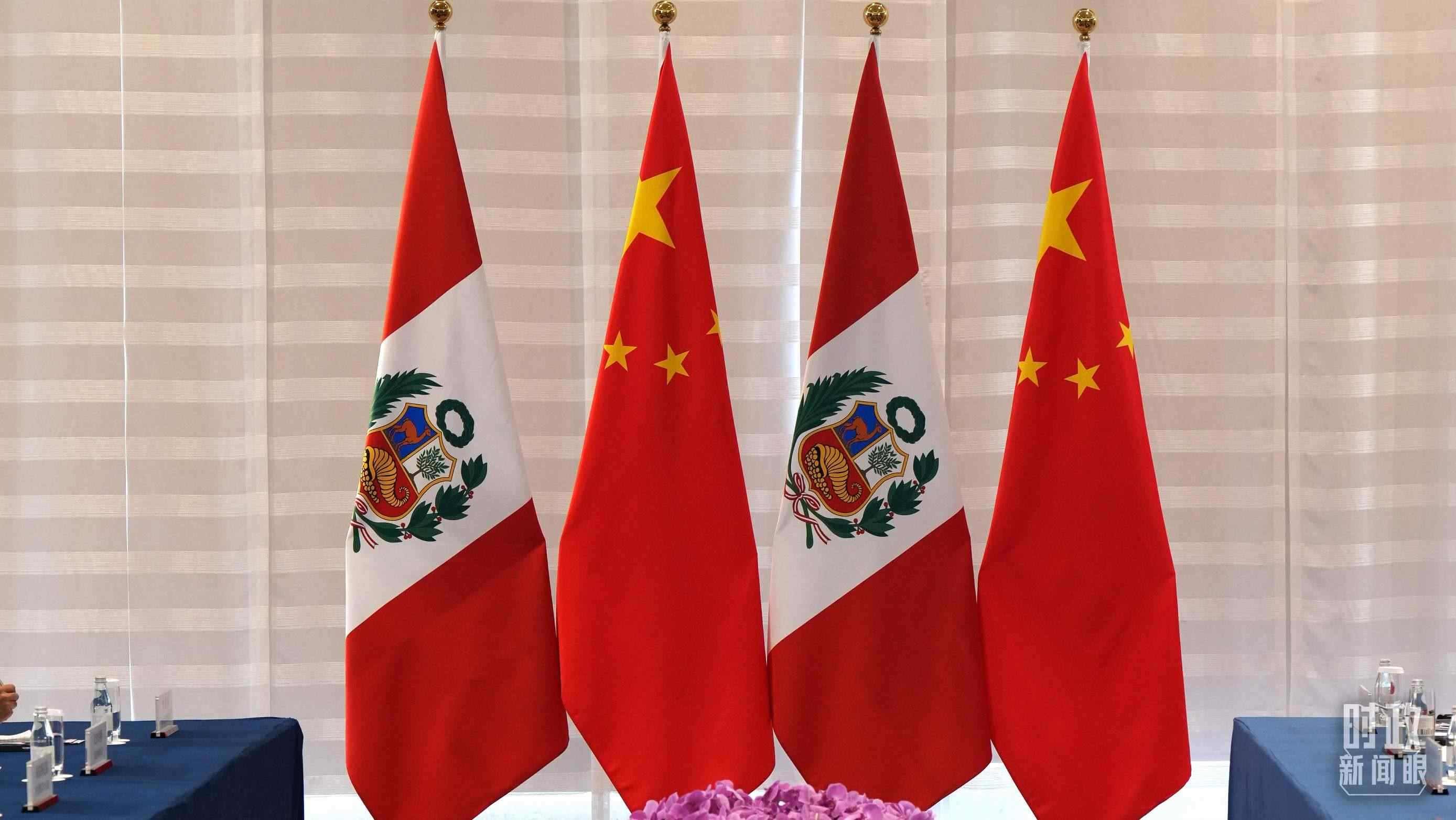 △會談現(xiàn)場的中秘兩國國旗。（總臺國廣記者李晉拍攝）