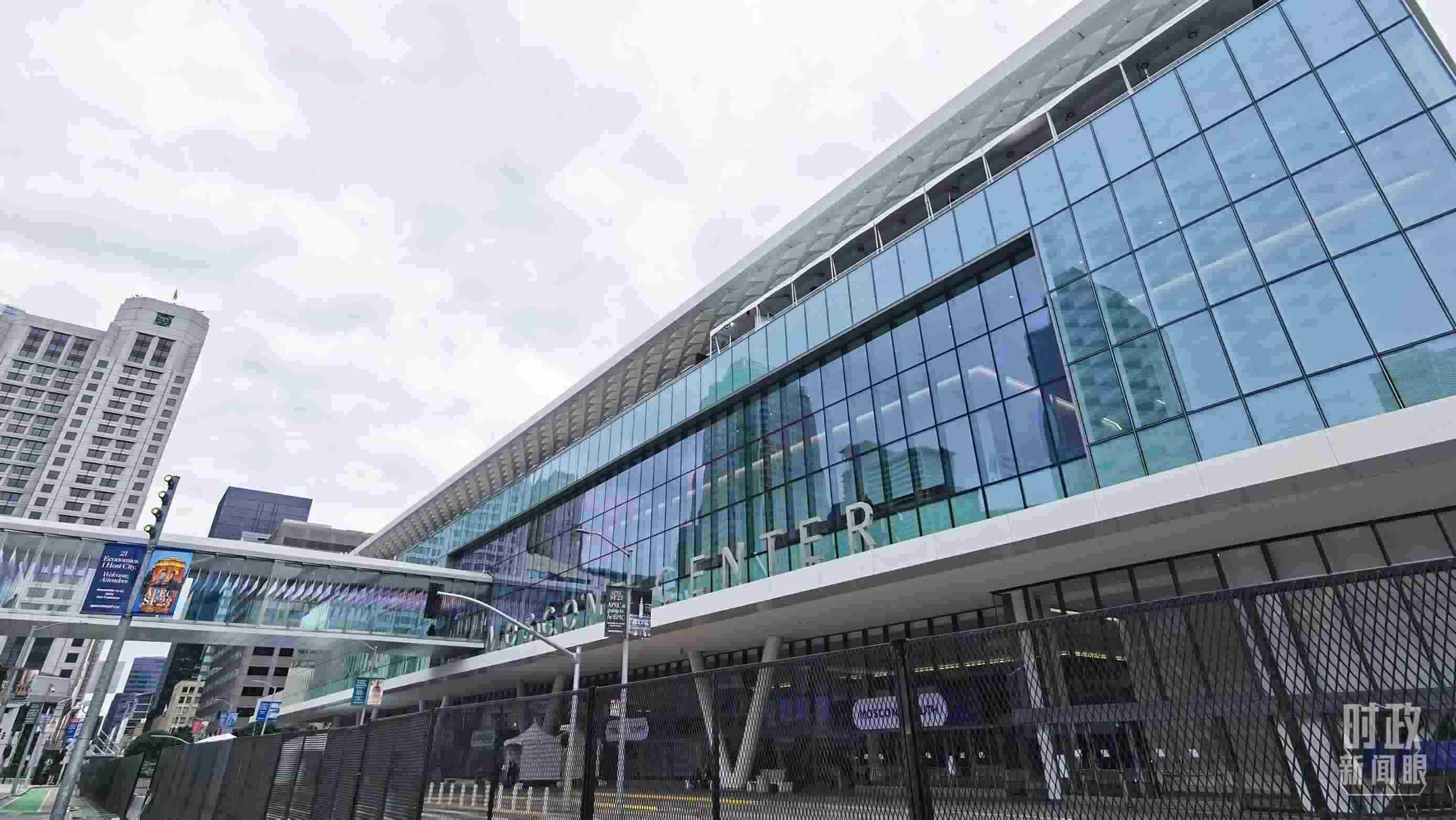 △美國舊金山，莫斯康中心，APEC第三十次領(lǐng)導(dǎo)人非正式會議在這里舉行。（總臺央視記者曹亞星拍攝）