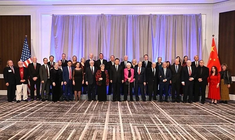 △宴會(huì)開始前，習(xí)近平主席會(huì)見飛虎隊(duì)和史迪威將軍后人、鼓嶺、艾奧瓦州、華盛頓州等方面友好人士代表，同他們親切交談并合影留念。