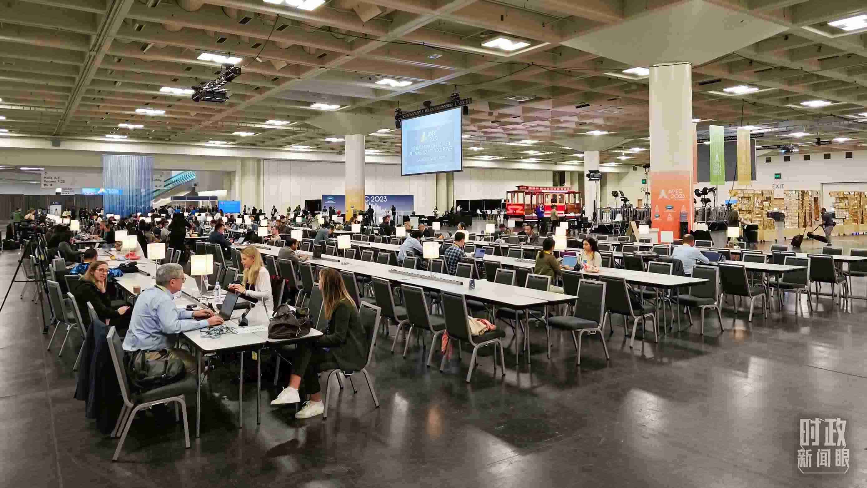 △APEC會議國際媒體中心，各國記者正在工作。（總臺央視記者王哈男拍攝）