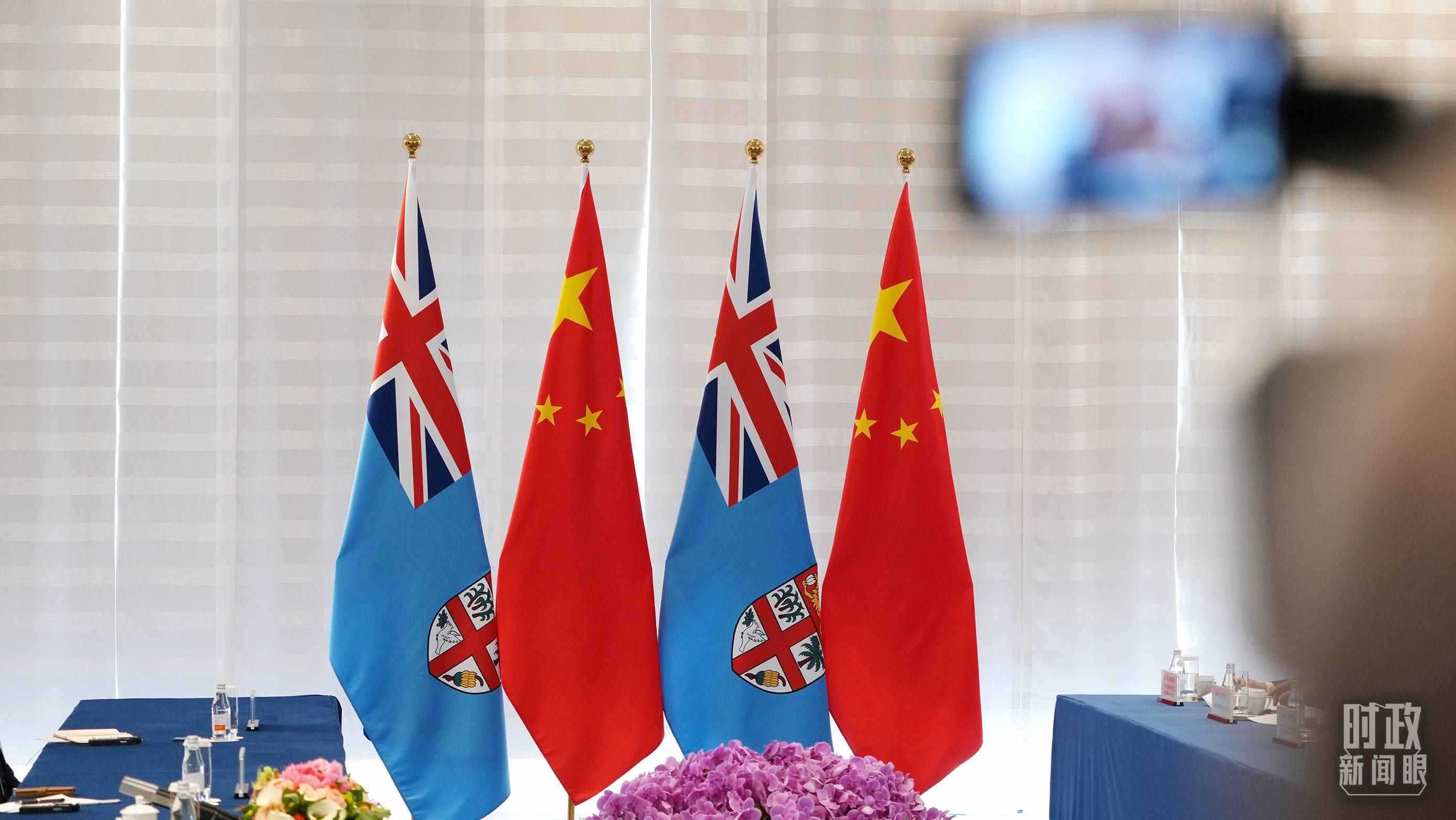 △會談現(xiàn)場的中斐兩國國旗。（總臺國廣記者李晉拍攝）