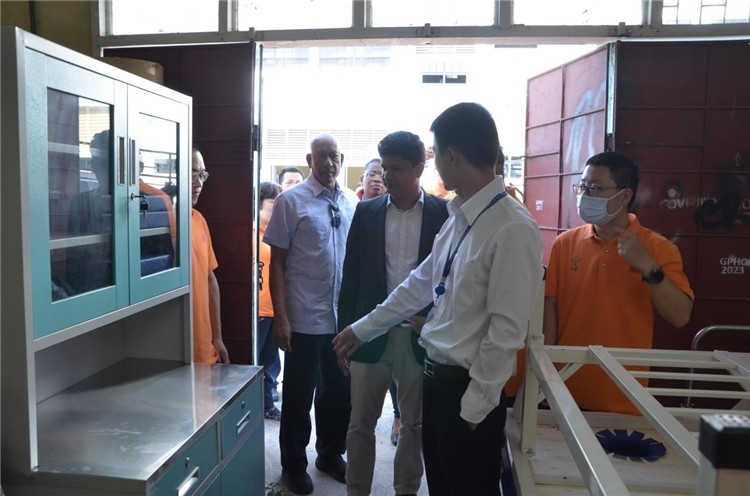 喬治敦公立醫(yī)院執(zhí)行院長接收捐贈(zèng)物資。第十九期中國援圭亞那醫(yī)療隊(duì)供圖