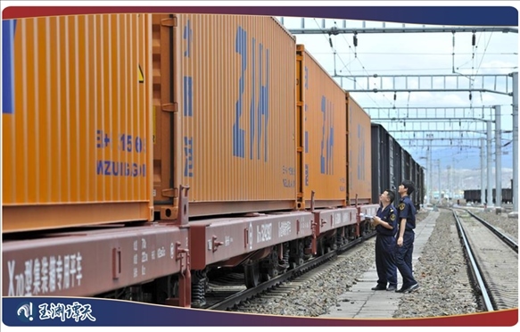｜｜新疆阿拉山口，中歐班列從這里經(jīng)過(guò)