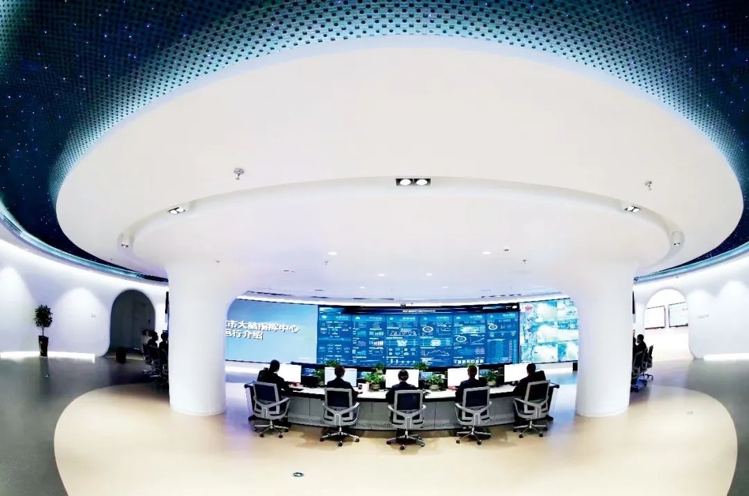 2021年2月2日，江西省撫州市東鄉(xiāng)區(qū)城市大腦指揮中心，工作人員通過(guò)城市大腦指揮平臺(tái)實(shí)時(shí)監(jiān)控、抓取、分析相關(guān)案件。