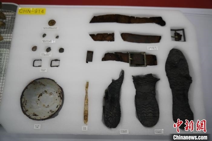 當(dāng)?shù)貢r(shí)間11月22日上午，第十批在韓中國人民志愿軍烈士遺骸裝殮儀式在韓國舉行。圖為裝殮儀式現(xiàn)場拍攝的部分志愿軍烈士遺物。中新社記者劉旭 攝