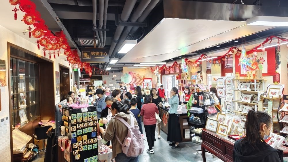 游客在天津市西青區(qū)楊柳青民俗文化館游覽。（新華社記者宋瑞 攝）