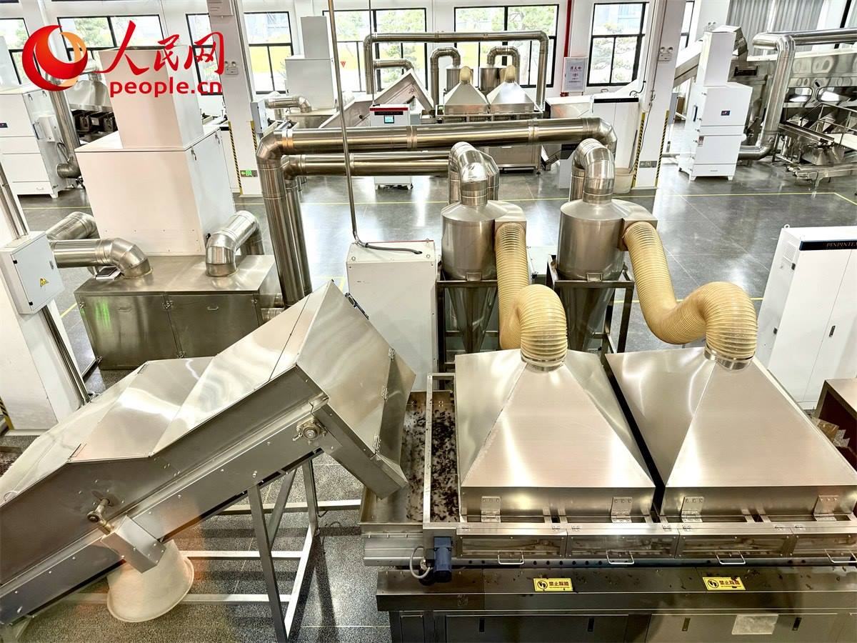 品品香白茶精制自動(dòng)化生產(chǎn)廠房。人民網(wǎng)記者 劉微攝