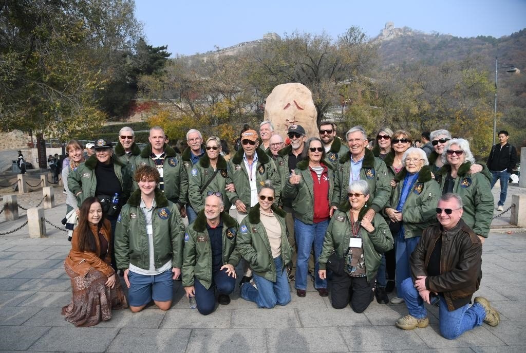 10月29日，飛虎隊(duì)老兵莫耶一行人在北京八達(dá)嶺長(zhǎng)城合影留念。當(dāng)日，美中航空遺產(chǎn)基金會(huì)訪華代表團(tuán)成員陸續(xù)抵達(dá)北京。新華社記者任超攝