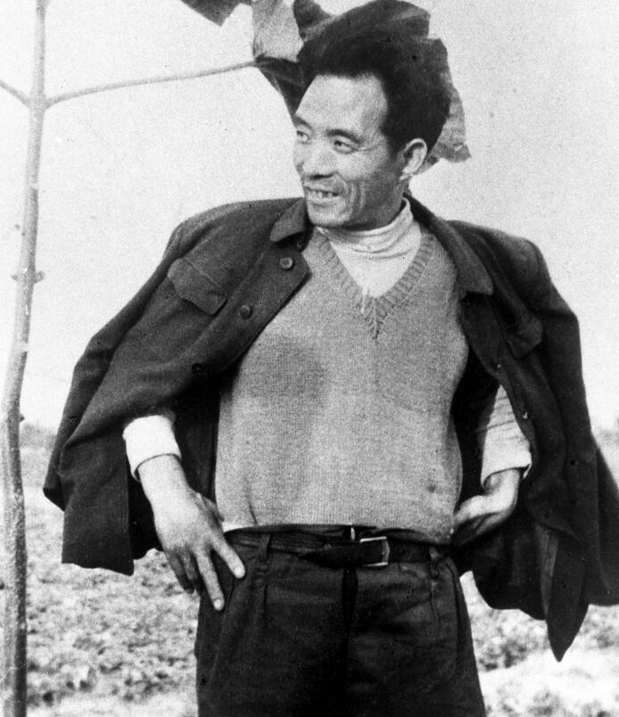 這是焦裕祿當年滿懷豪情地在泡桐樹前留影。新華社發(fā)（1990年5月10日發(fā)）