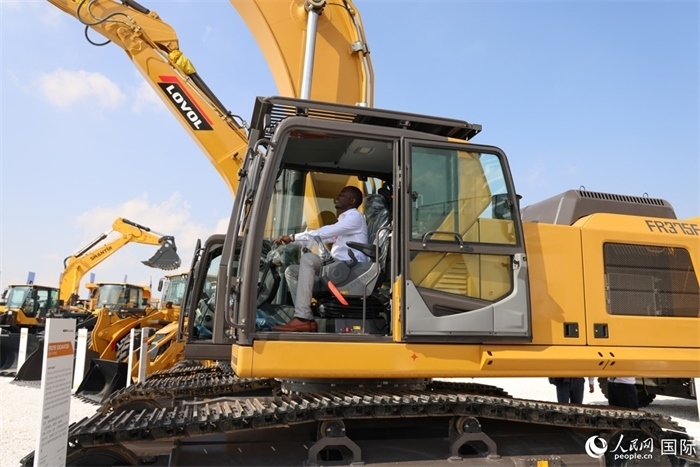 嘉賓參觀體驗(yàn)山東重工產(chǎn)品。人民網(wǎng)記者 任皓宇攝