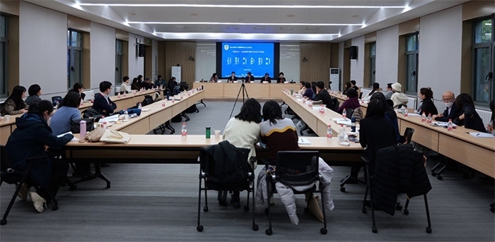 “區(qū)域國(guó)別學(xué)視角下的日語(yǔ)學(xué)科建設(shè)”圓桌論壇現(xiàn)場(chǎng)。主辦方供圖