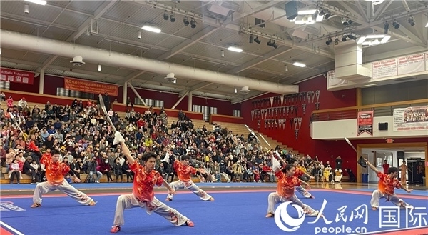 中國(guó)武術(shù)隊(duì)員表演現(xiàn)場(chǎng)。人民網(wǎng)記者 鄧圩攝