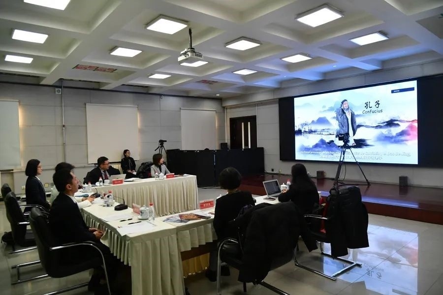 與會(huì)嘉賓觀看由美洲中心策劃制作的“一帶一路”主題視頻節(jié)目《習(xí)語(yǔ)用典——大道不孤 眾行致遠(yuǎn)》。