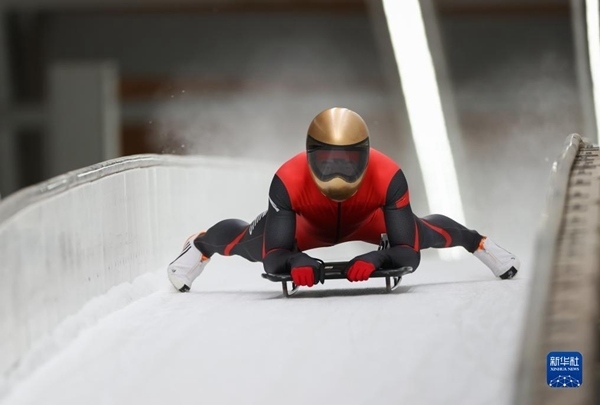 11月25日，天津隊(duì)選手閆文港在比賽中抵達(dá)終點(diǎn)。新華社記者 王楷焱 攝