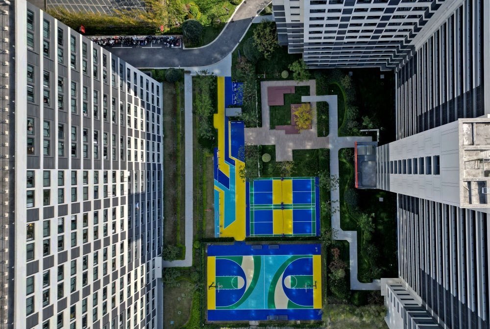 社區(qū)內(nèi)的運(yùn)動場地設(shè)施（無人機(jī)照片）。