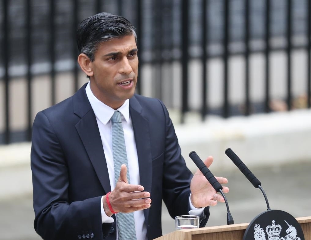 2022年10月25日，里?！ぬK納克在英國倫敦唐寧街10號首相府前發(fā)表講話。新華社記者李穎攝