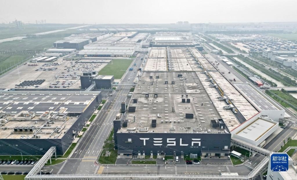 這是在中國（上海）自由貿(mào)易試驗區(qū)臨港新片區(qū)拍攝的特斯拉上海超級工廠（2023年9月26日攝，無人機照片）。新華社記者 劉穎 攝