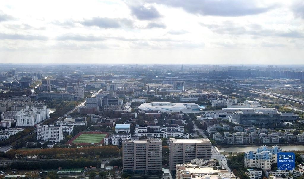 這是2023年11月25日在上海浦東新區(qū)張江科學(xué)城拍攝的形如鸚鵡螺的大科學(xué)裝置上海光源（中）（無人機照片）。新華社記者 方喆 攝