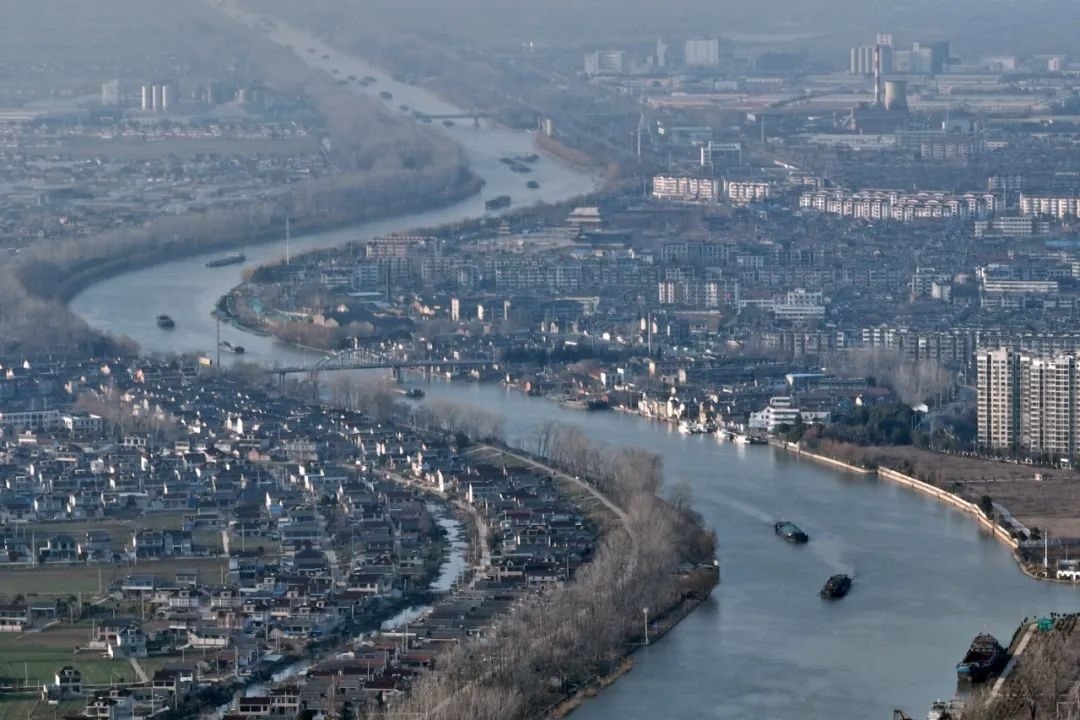 2月16日，貨船行駛在京杭大運河江蘇寶應(yīng)段。新華社發(fā)（沈冬兵攝）