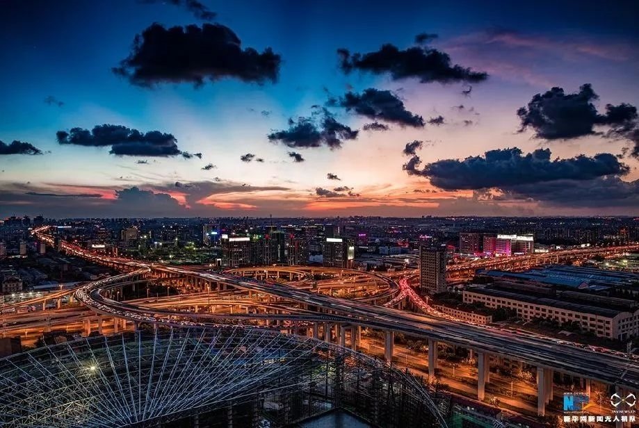 傍晚時刻的上海立交橋。新華網(wǎng)發(fā) 田橫 攝