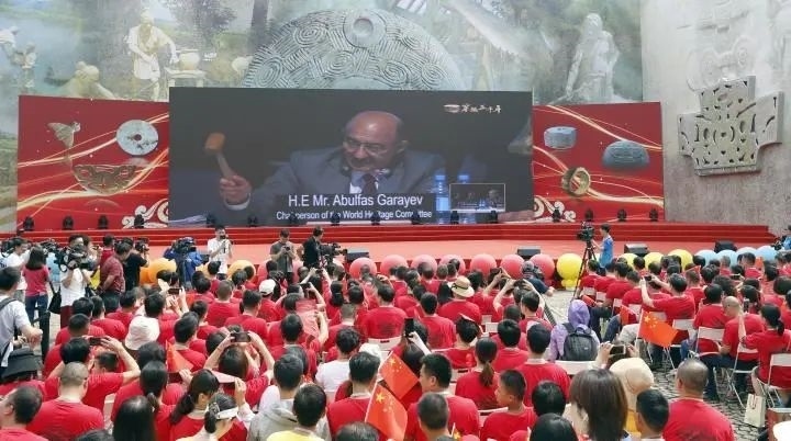 2019年7月6日，杭州市民揮舞國旗慶祝良渚古城遺址獲準列入世界遺產名錄。記者 吳煌 倪雁強 攝