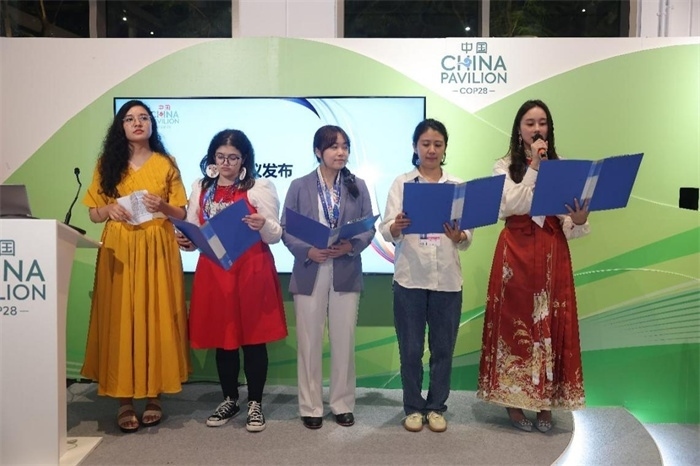 現(xiàn)場發(fā)布《“世界因你而美麗：應(yīng)對氣候變化的女性領(lǐng)導(dǎo)力”性別倡議》，COP28中國角供圖