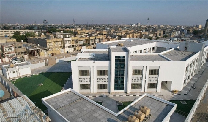 已經(jīng)完工的伊拉克瓦西特省第20號(hào)學(xué)校。該學(xué)校為合院式全功能建筑，包括教學(xué)樓，圖書(shū)室，實(shí)驗(yàn)室，保衛(wèi)室等。 趙沖攝