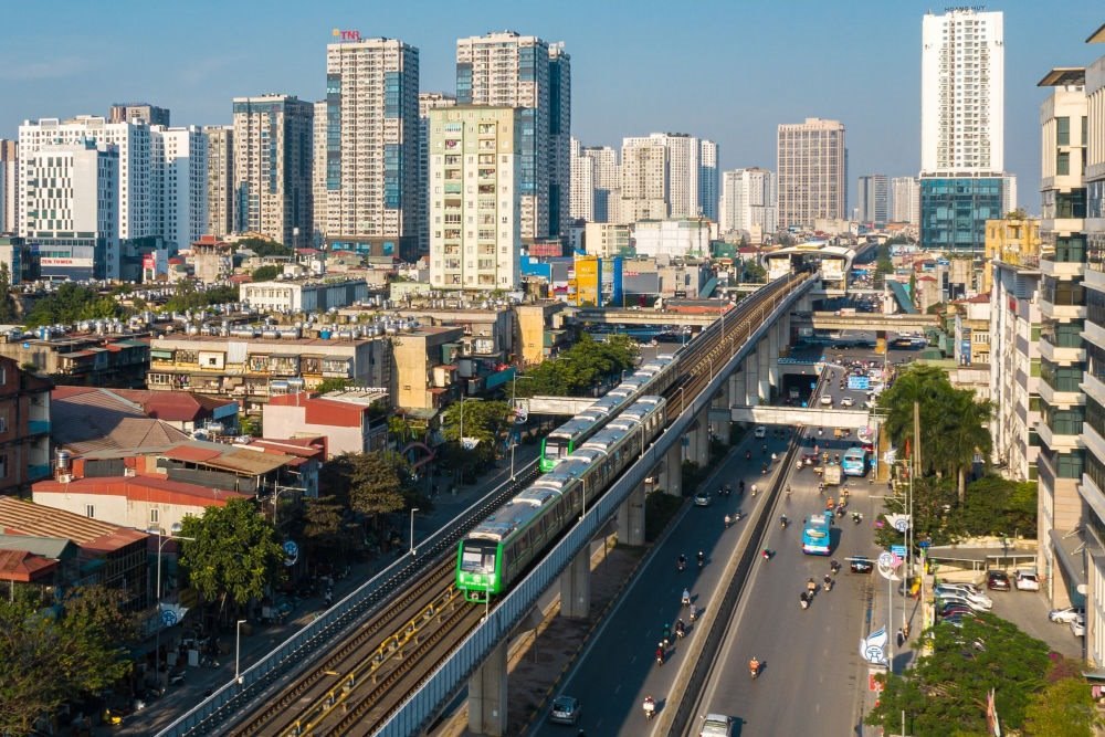 2021年12月1日，在越南首都河內(nèi)，列車(chē)在吉靈-河?xùn)|輕軌線上行駛。新華社發(fā)（中鐵六局河內(nèi)輕軌項(xiàng)目部供圖）