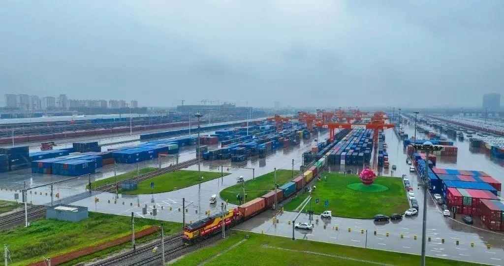 △2023年9月28日，中歐班列長安號第20000列從陜西西安國際港站開出。