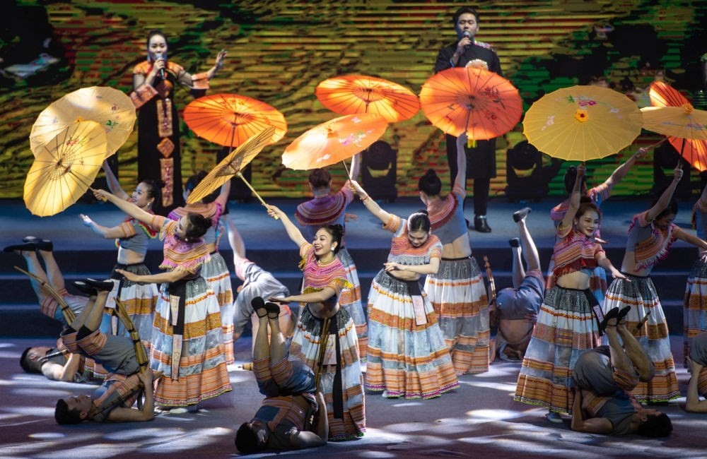 2023年1月18日，以“同心筑厚誼 攜手共發(fā)展”為主題的2023年中越跨國(guó)春節(jié)聯(lián)歡晚會(huì)在云南省紅河哈尼族彝族自治州河口瑤族自治縣舉行，越南老街省民族藝術(shù)歌舞團(tuán)的演員在晚會(huì)上表演歌舞《漂浮在云端的節(jié)日》。新華社記者 胡超 攝