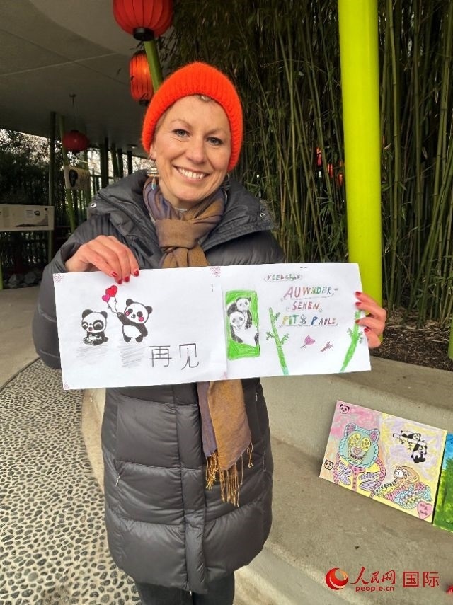 桑德拉和德國小朋友們的作品。右圖寫著“祝福好運，再見 Pit和Paule（“夢想”“夢圓”的德語名字）”。人民網(wǎng)記者 徐馨攝