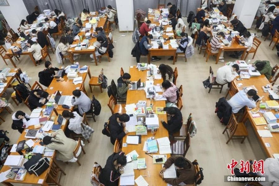 資料圖：眾多考研學生在南昌大學圖書館的自習室內(nèi)復習備考。劉力鑫 攝