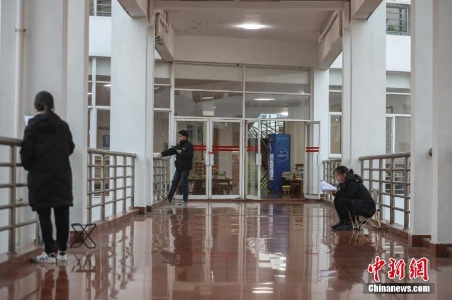 資料圖：幾位考研學生在南昌大學教學樓的天橋上復習備考。劉力鑫 攝