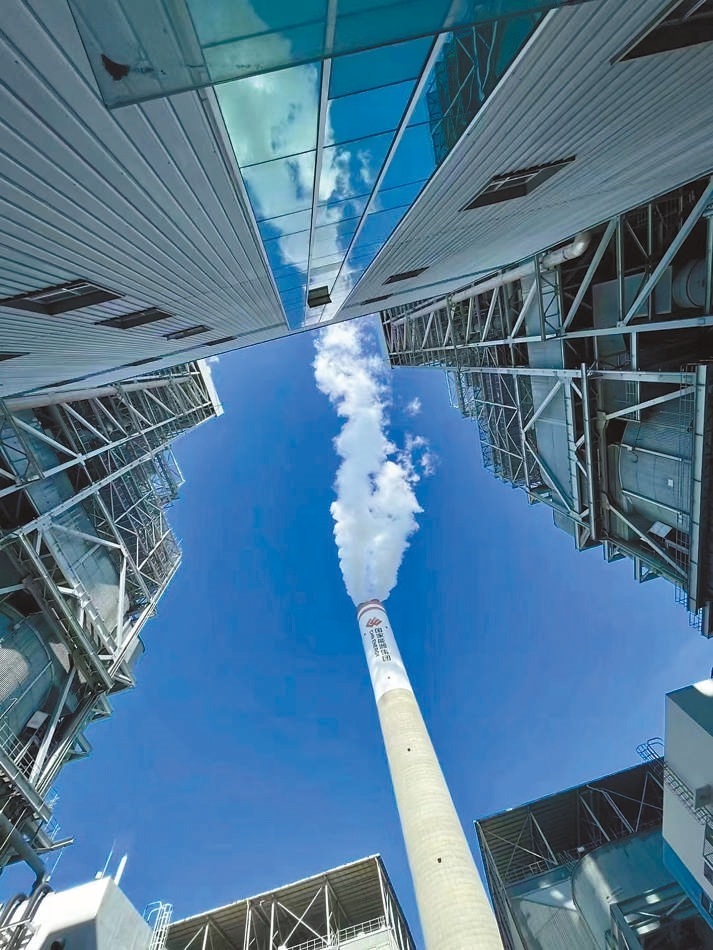  綠色低碳 近日，來(lái)自10余個(gè)國(guó)家的國(guó)際青年跟隨“世界青年能源行”活動(dòng)走進(jìn)國(guó)家能源集團(tuán)江蘇泰州電廠。作為亞洲最大火電二氧化碳捕集、利用與封存項(xiàng)目，該項(xiàng)目每年可捕集消納二氧化碳50萬(wàn)噸。 美國(guó)籍演員、主持人 史蒂文·韋德斯攝 “走在電廠里，體驗(yàn)各種高科技，真切感受到中國(guó)在清潔能源方面發(fā)展迅速，許多技術(shù)走在了世界前列?！? /></p> <p style=