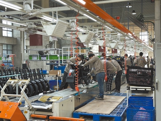  產(chǎn)業(yè)領(lǐng)跑 在長(zhǎng)三角一體化發(fā)展格局下，新能源制造業(yè)通過(guò)產(chǎn)業(yè)集群協(xié)同發(fā)展，形成現(xiàn)代化產(chǎn)業(yè)體系。圖為位于江蘇常州市的比亞迪工廠內(nèi)，工作人員正在組裝銷往非洲國(guó)家的電動(dòng)摩托車。 拉丁美洲通訊社古巴籍?dāng)z影記者 朗尼·洛佩茲（中文名羅帥）攝