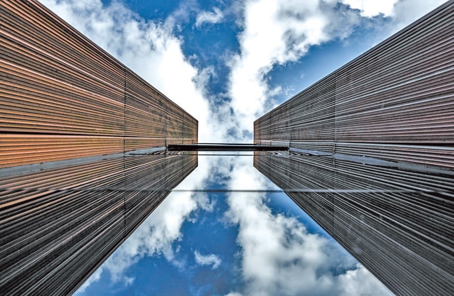  開(kāi)放共享 今年9月，改造升級(jí)后的上海凝聚力工程博物館開(kāi)門迎客。博物館大廳公共區(qū)域在功能提升、資源整合后，釋放更多公共服務(wù)空間，帶給市民更多新體驗(yàn)。 上海某餐廳法國(guó)籍廚師 邁克爾·溫德林?jǐn)z