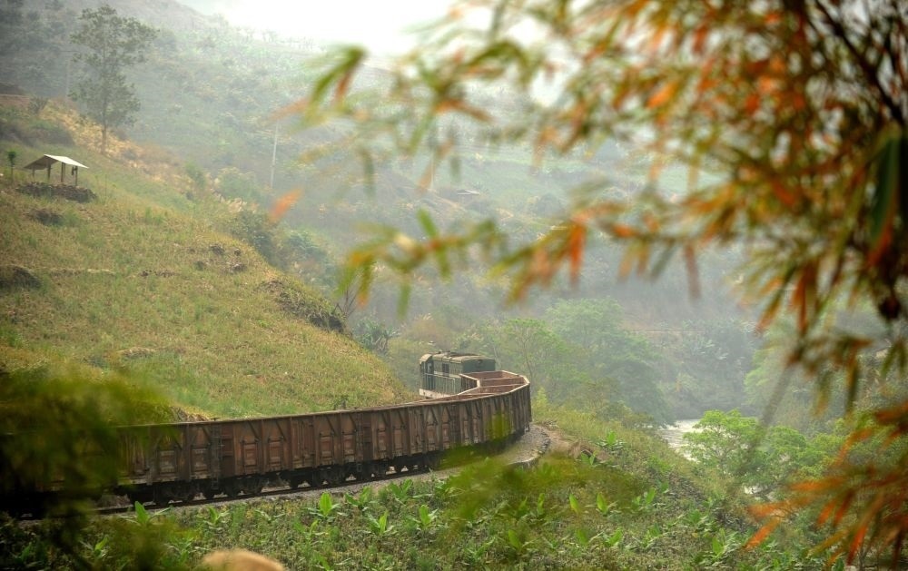 這是行駛在滇越鐵路云南省屏邊縣境內(nèi)的貨運(yùn)列車（2012年3月9日攝）。