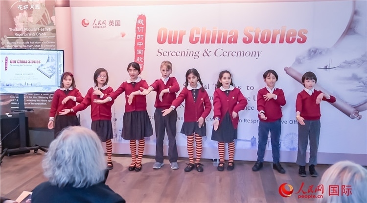 肯辛頓韋德預(yù)備學(xué)校小學(xué)生表演。人民網(wǎng) 郭錦標(biāo)攝