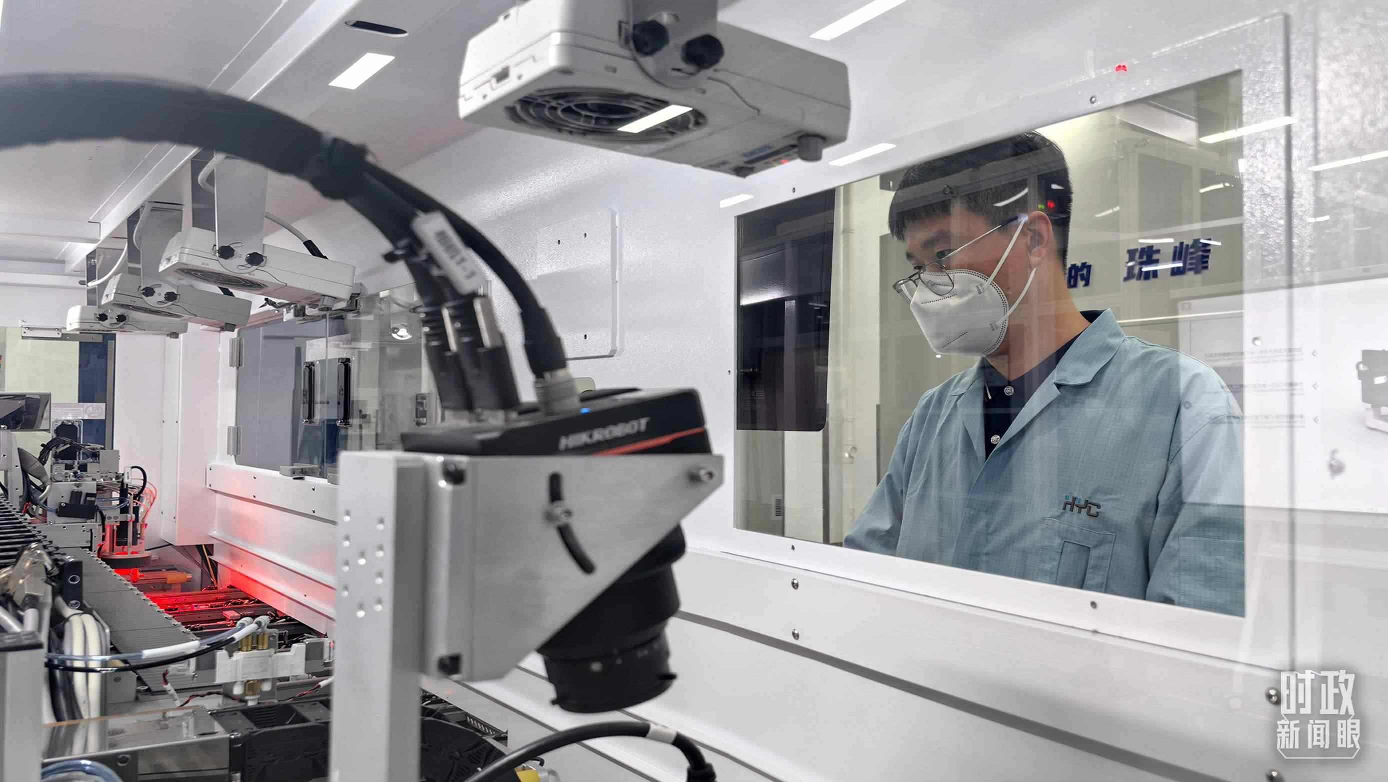 △蘇州華興源創(chuàng)科技股份有限公司員工正在研發(fā)車間內(nèi)進行芯片測試。（總臺央廣記者潘毅拍攝）