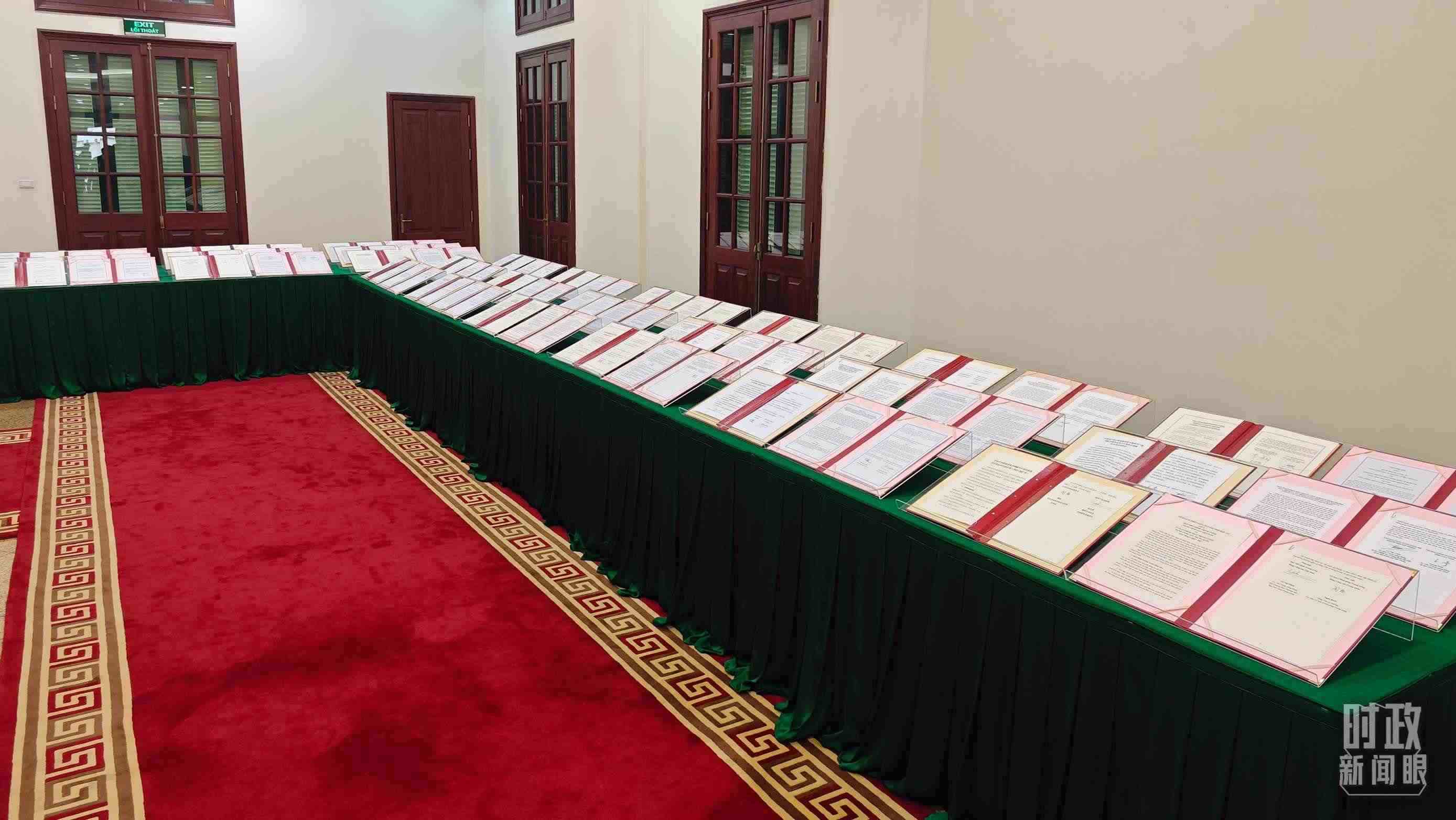 △會(huì)談后，兩黨總書記共同見證雙方簽署的雙邊合作文件展示，涵蓋共建“一帶一路”等30多個(gè)領(lǐng)域。（總臺(tái)央視記者耿小龍拍攝）