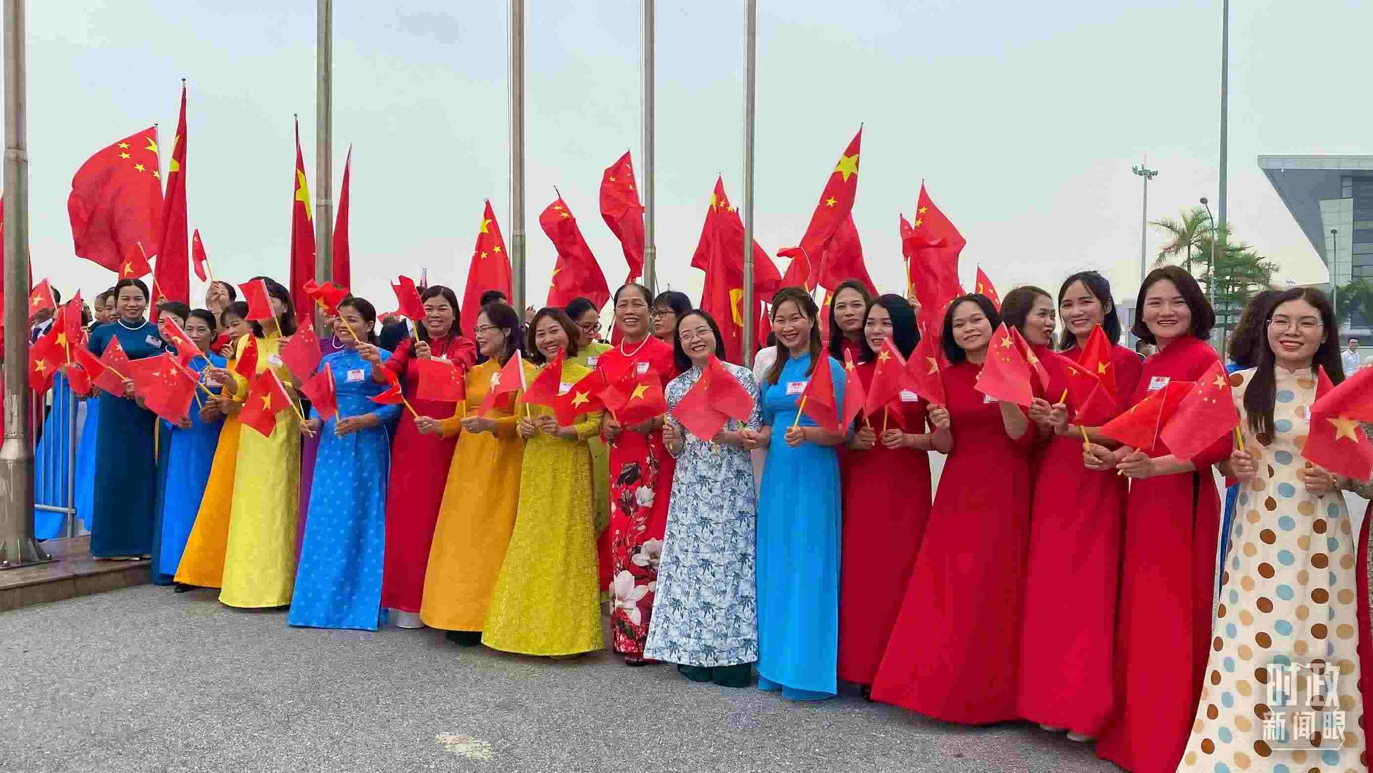 △專機(jī)抵達(dá)前，400多名中越各界代表手持兩黨兩國旗幟翹首以盼。（總臺(tái)央視記者李增仁拍攝）