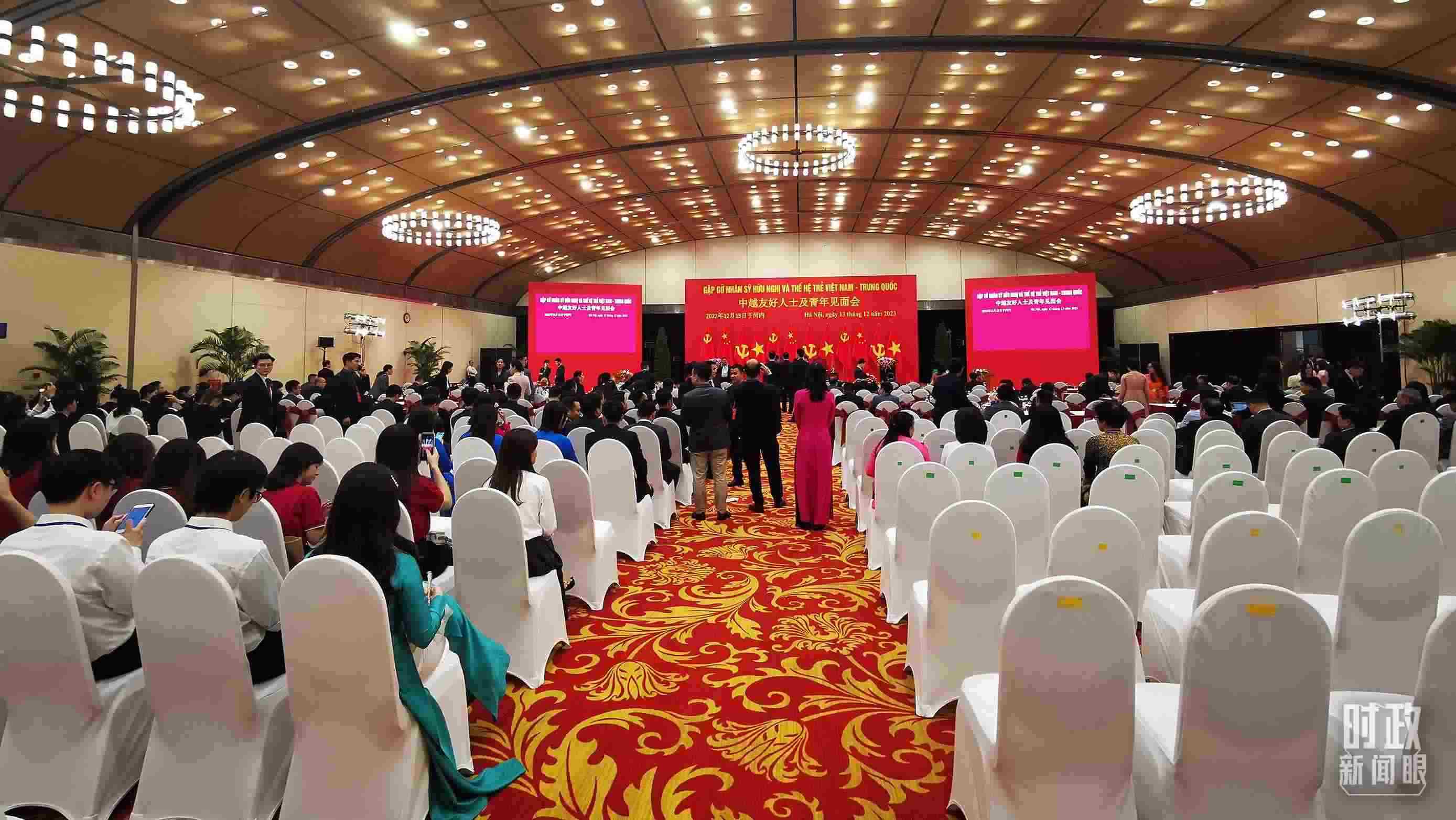 △習(xí)近平出席中越友好人士及青年見面會(huì)。這是見面會(huì)開始前的場(chǎng)景。（總臺(tái)央視記者荊偉拍攝）