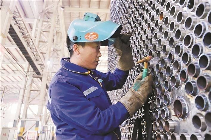 邵旭鵬在車間進(jìn)行電焊作業(yè)。受訪者供圖