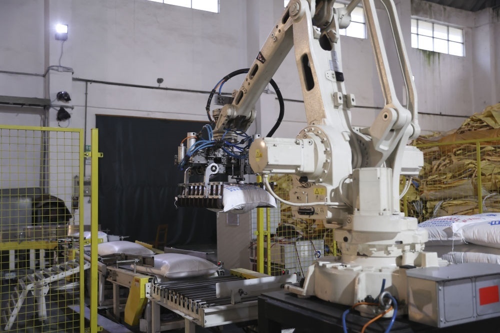 12月14日，在廣西來賓東糖鳳凰有限公司，機械臂在廠房碼放白砂糖成品。