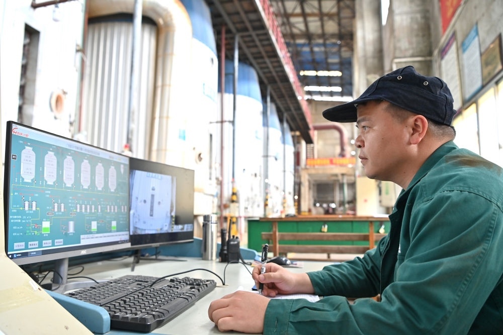 12月12日，工作人員在廣西來賓小平陽湘桂制糖有限公司監(jiān)控蒸發(fā)系統(tǒng)。