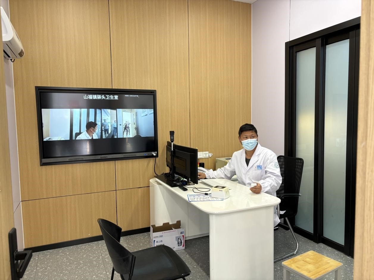 　　村里的值班醫(yī)生在線上連接三甲醫(yī)院的醫(yī)生對(duì)患者進(jìn)行會(huì)診。