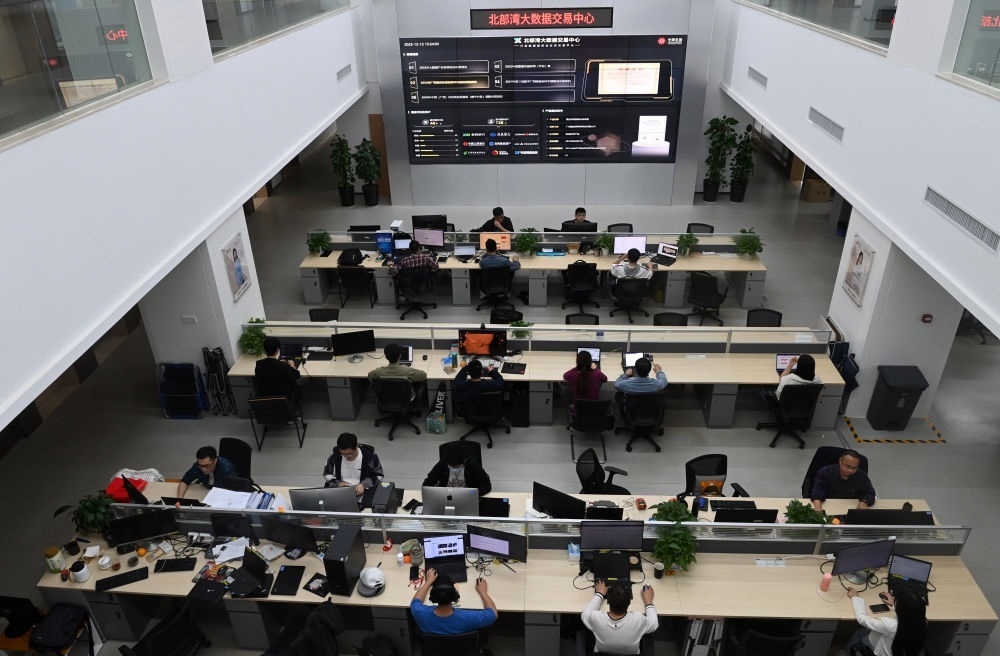 中國—東盟信息港員工在工作中。